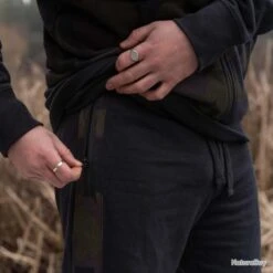 Avid Carp Distortion Onesie S 20 Avid Carp Distortion Onesie S -Daiwa Magasin 00009 Distortion Onesie S