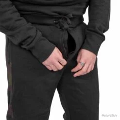 Avid Carp Distortion Onesie S 21 Avid Carp Distortion Onesie S -Daiwa Magasin 00010 Distortion Onesie S